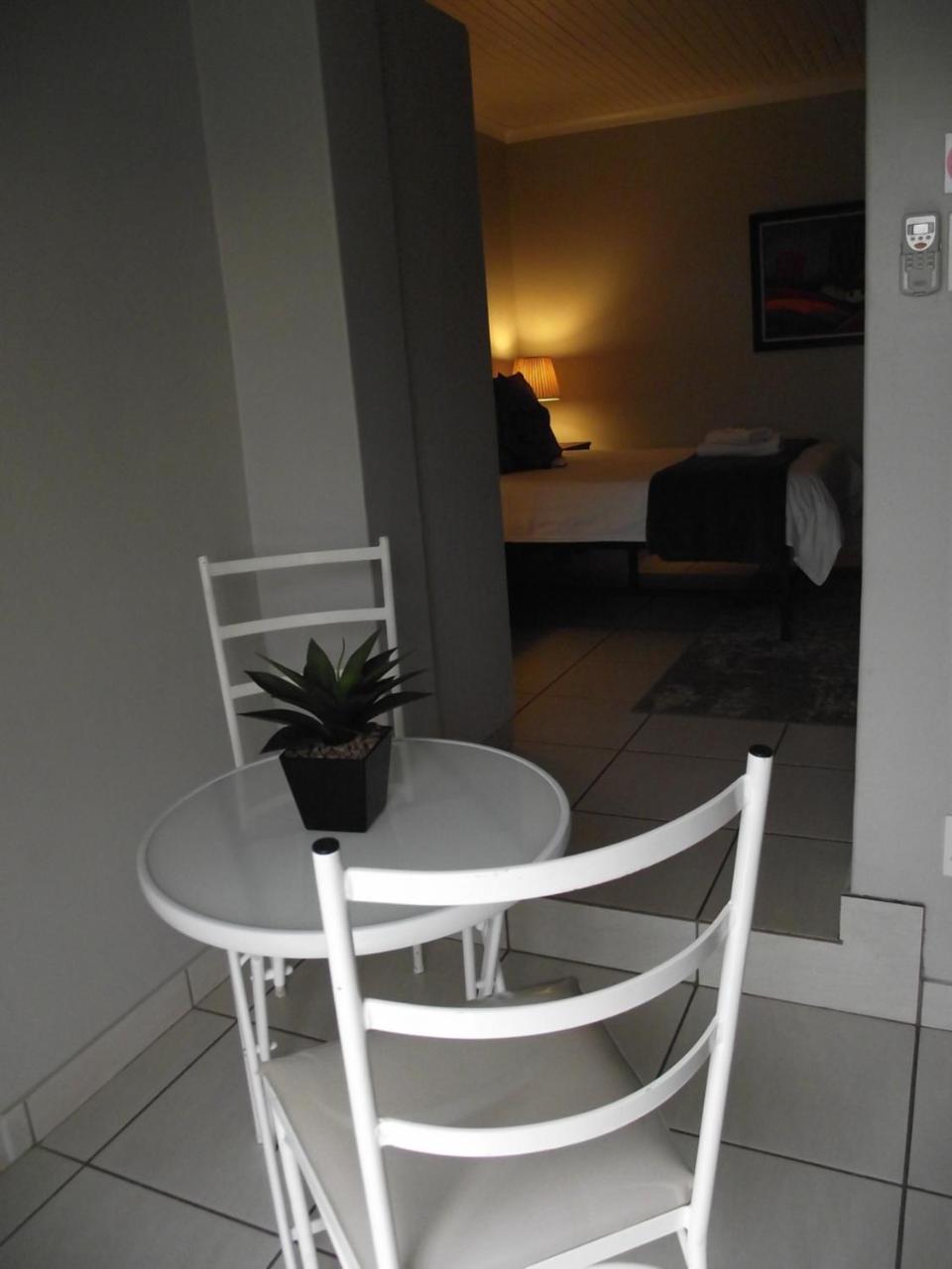 De Nachtuilen Guesthouse Upington Buitenkant foto